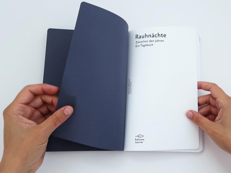 Hände halten Rauhnaechte Buch